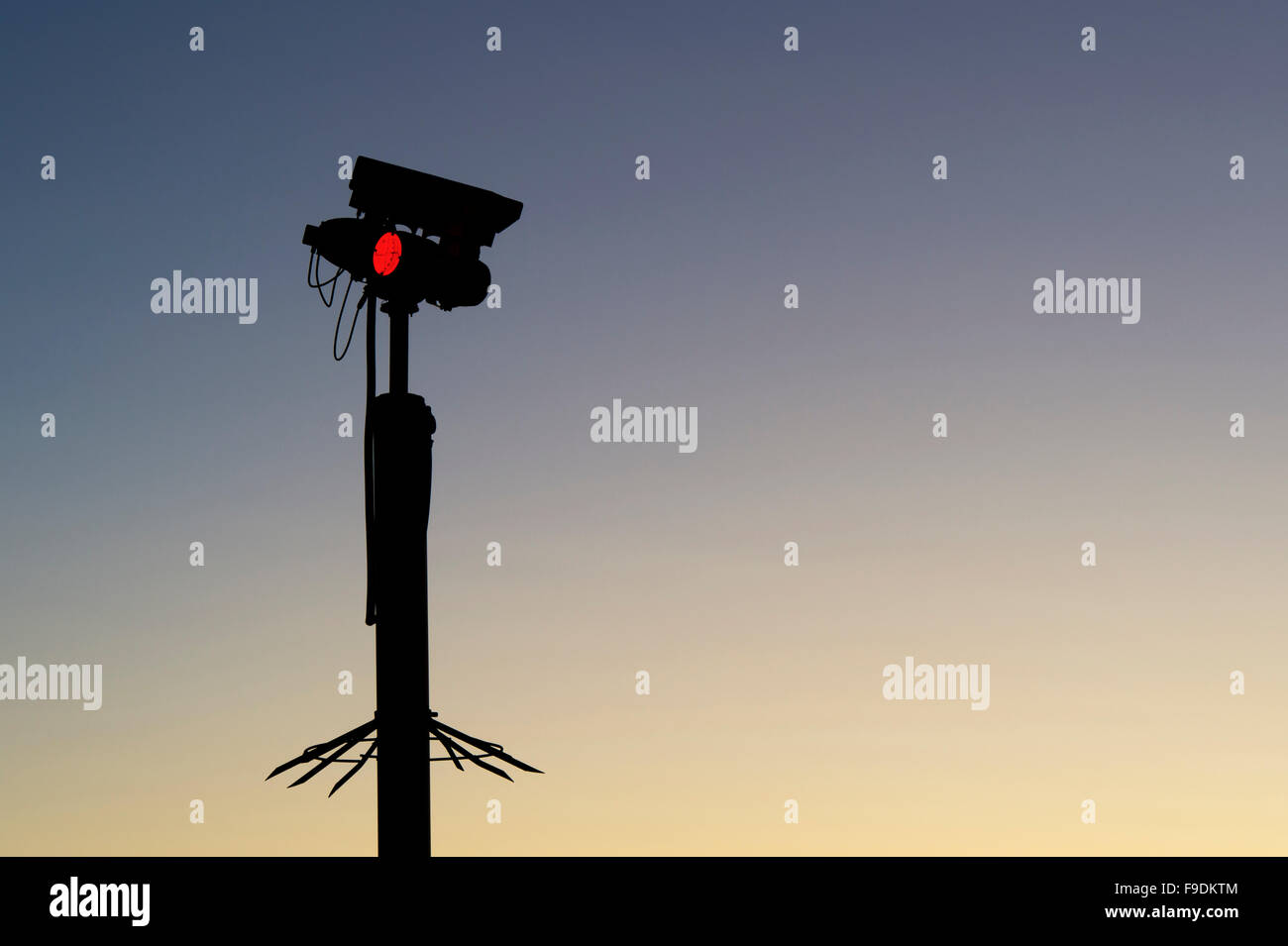 CCTV e luce a infrarossi all'alba. Silhouette Foto Stock