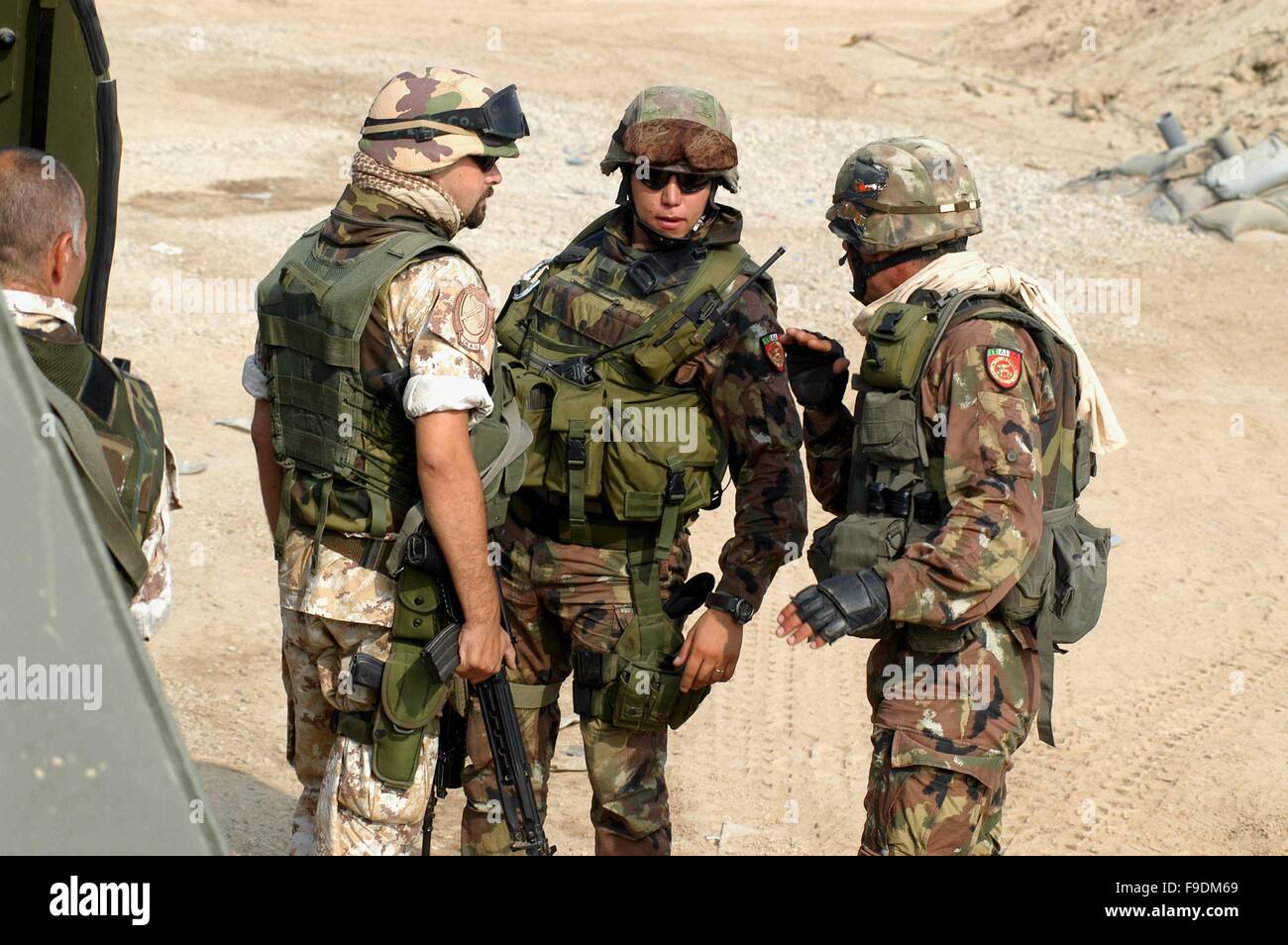 Italiano di un intervento militare in Iraq (2004) i soldati della brigata aerea "Friuli" e marines della S.Marco reggimento Foto Stock
