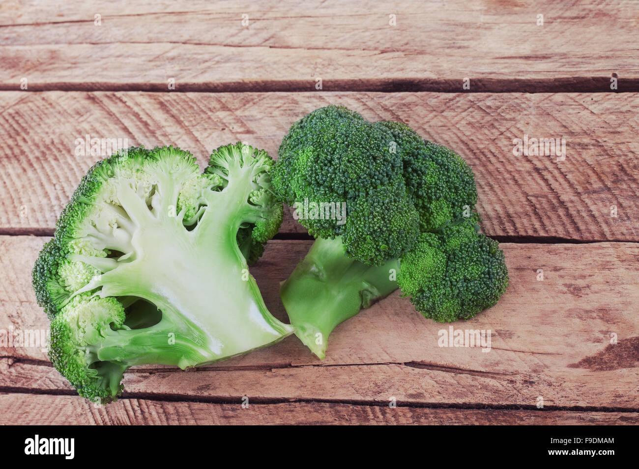 Fetta di fresco di broccoli sul tavolo di legno Foto Stock