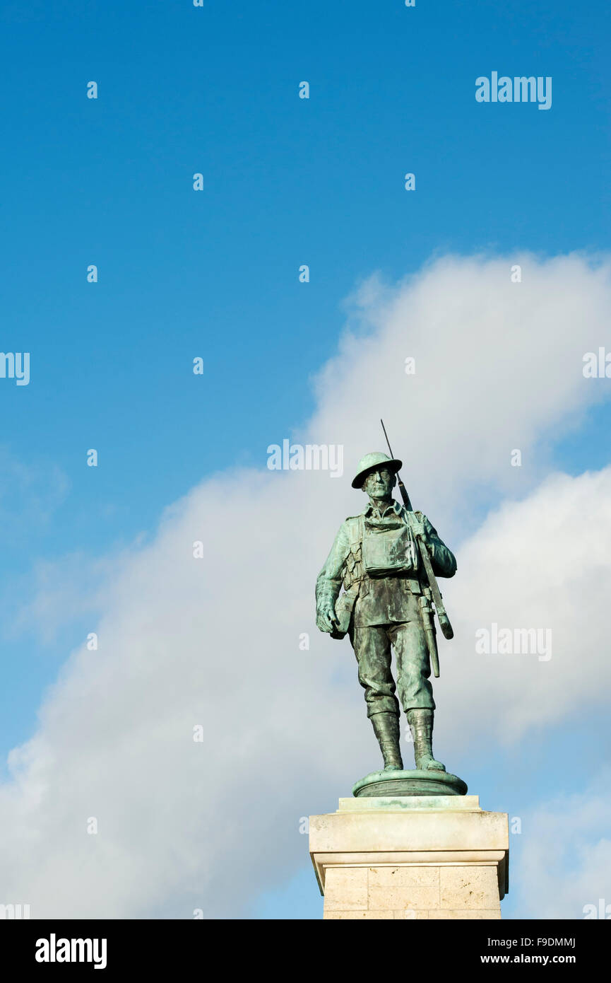 Statua di soldato. Guerra Mondiale 1 e 2 Memorial. Evesham, Worcestershire, Inghilterra Foto Stock Statua di soldato. Guerra Mondiale 1 e 2 Memorial. Evesham, Worcestershire, Inghilterra Foto Stock