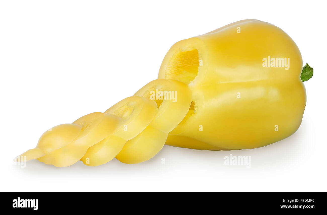 Giallo pepe affettato isolati su sfondo bianco Foto Stock