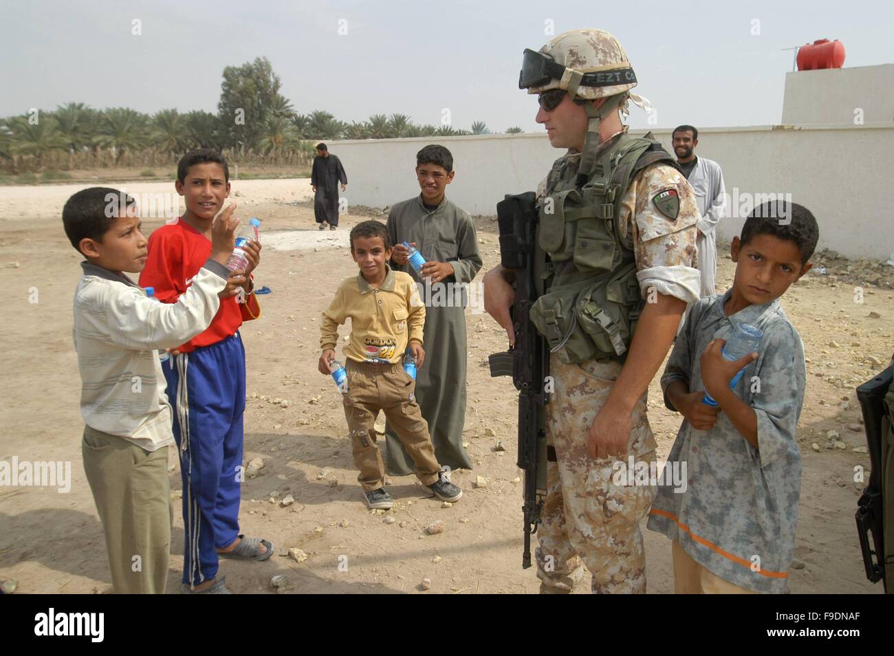 Italiano di un intervento militare in Iraq (10/2004), i soldati con i bambini di una scuola nella periferia di Nassiriya Foto Stock