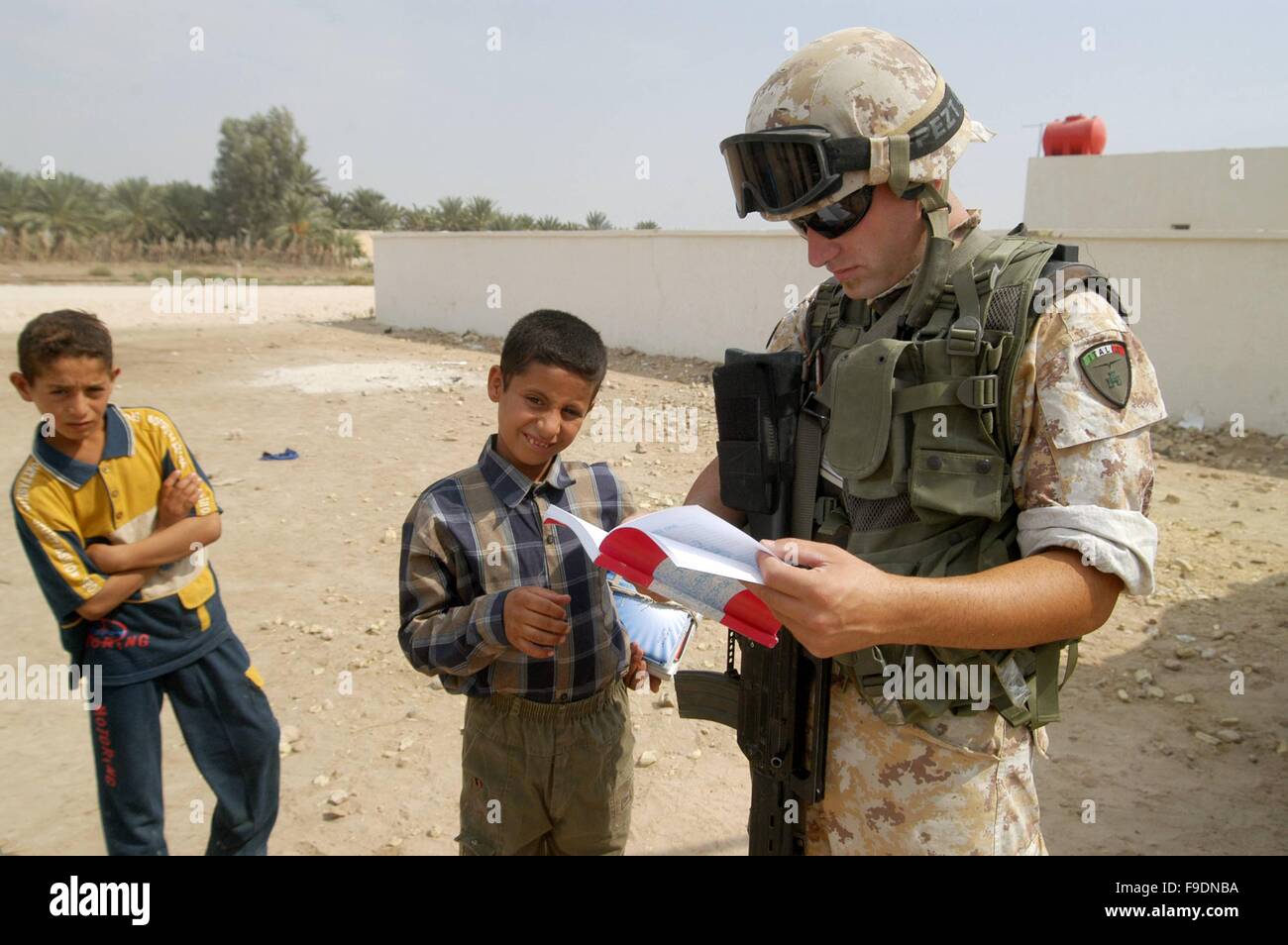 Italiano di un intervento militare in Iraq (10/2004), i soldati con i bambini di una scuola nella periferia di Nassiriya Foto Stock