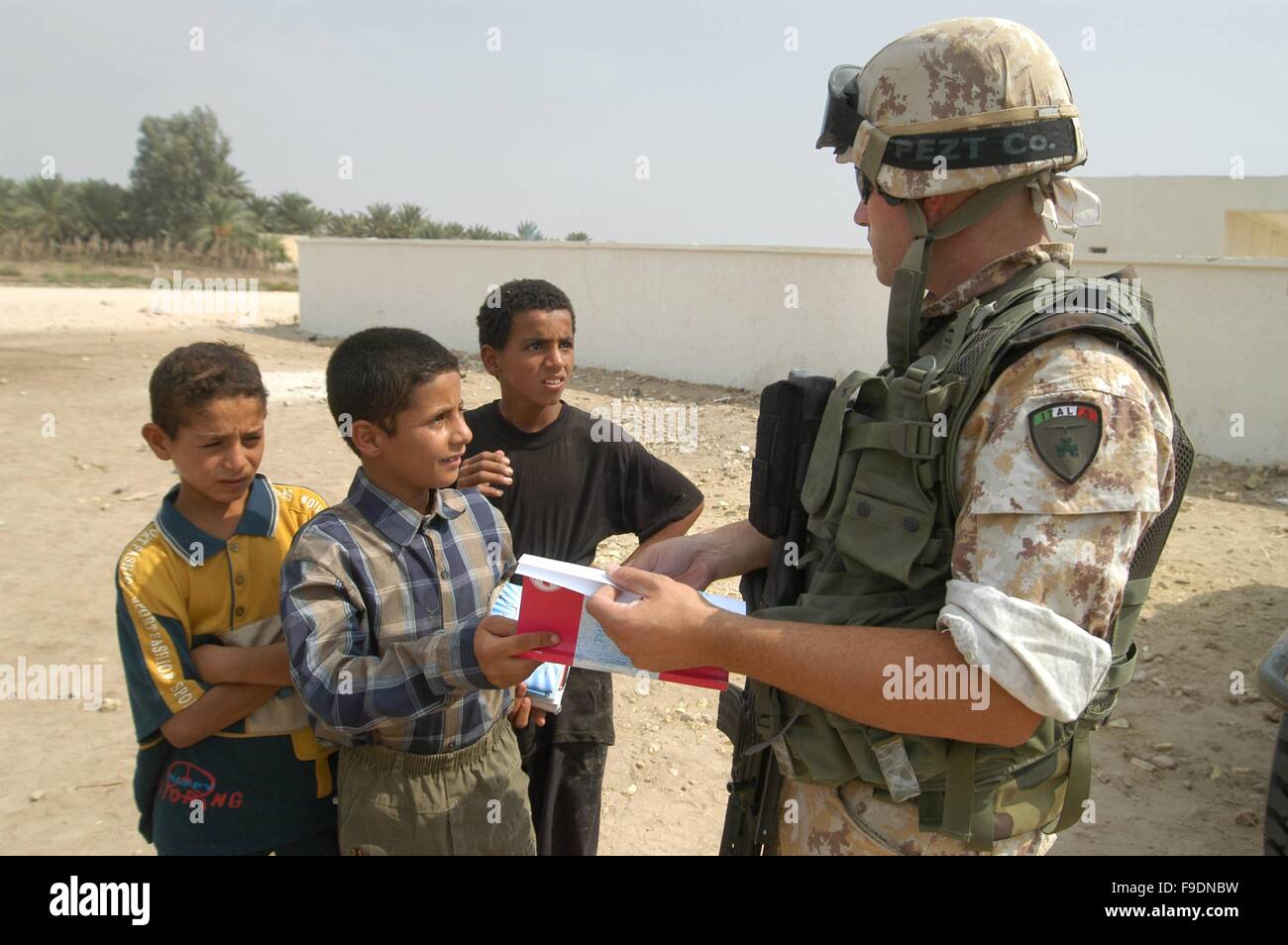 Italiano di un intervento militare in Iraq (10/2004), i soldati con i bambini di una scuola nella periferia di Nassiriya Foto Stock