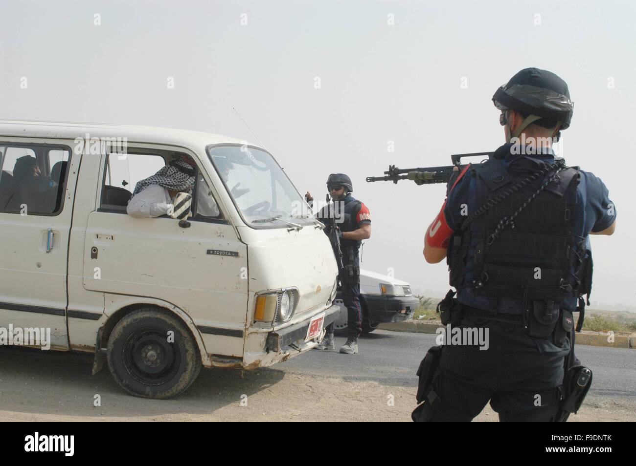 Italiano di un intervento militare in Iraq (10/2004), Checkpoint di Carabinieri (italiano la polizia militare) alla periferia di Nassiriya Foto Stock