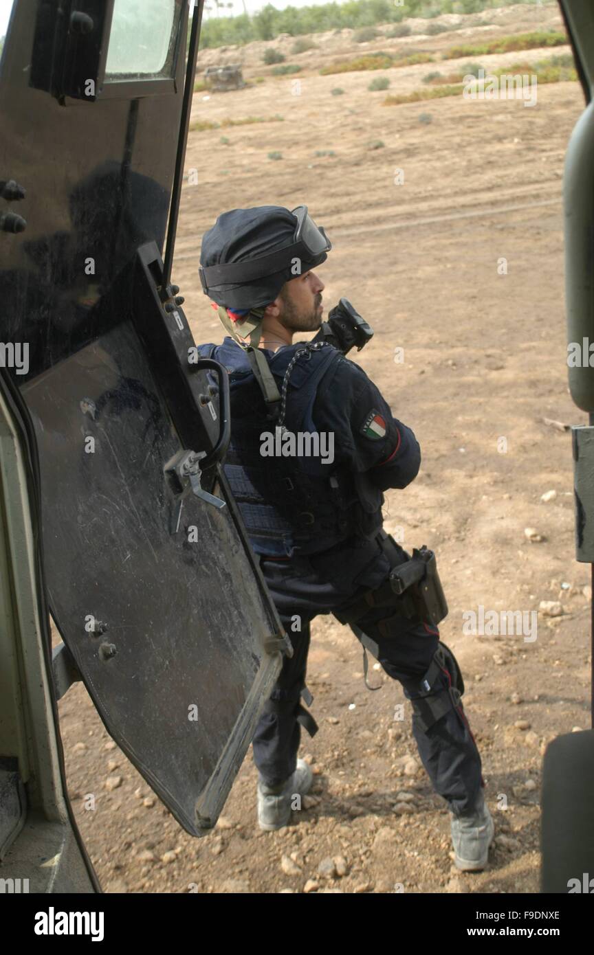 Italiano di un intervento militare in Iraq (10/2004), Checkpoint di Carabinieri (italiano la polizia militare) alla periferia di Nassiriya Foto Stock