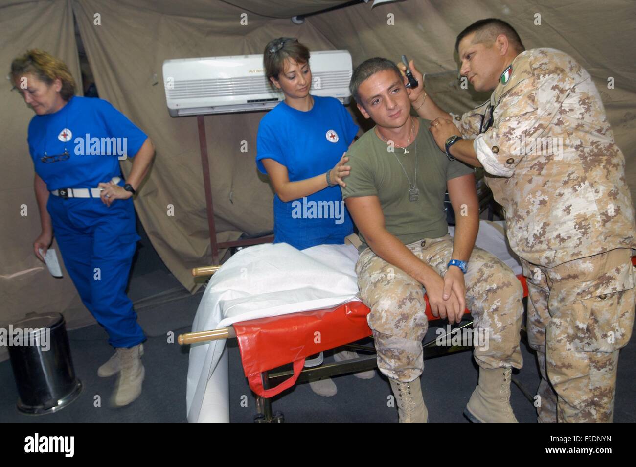 Italiano di un intervento militare in Iraq (10/2004), campo militare ospedale dentro la base italiana Camp Mittica Foto Stock