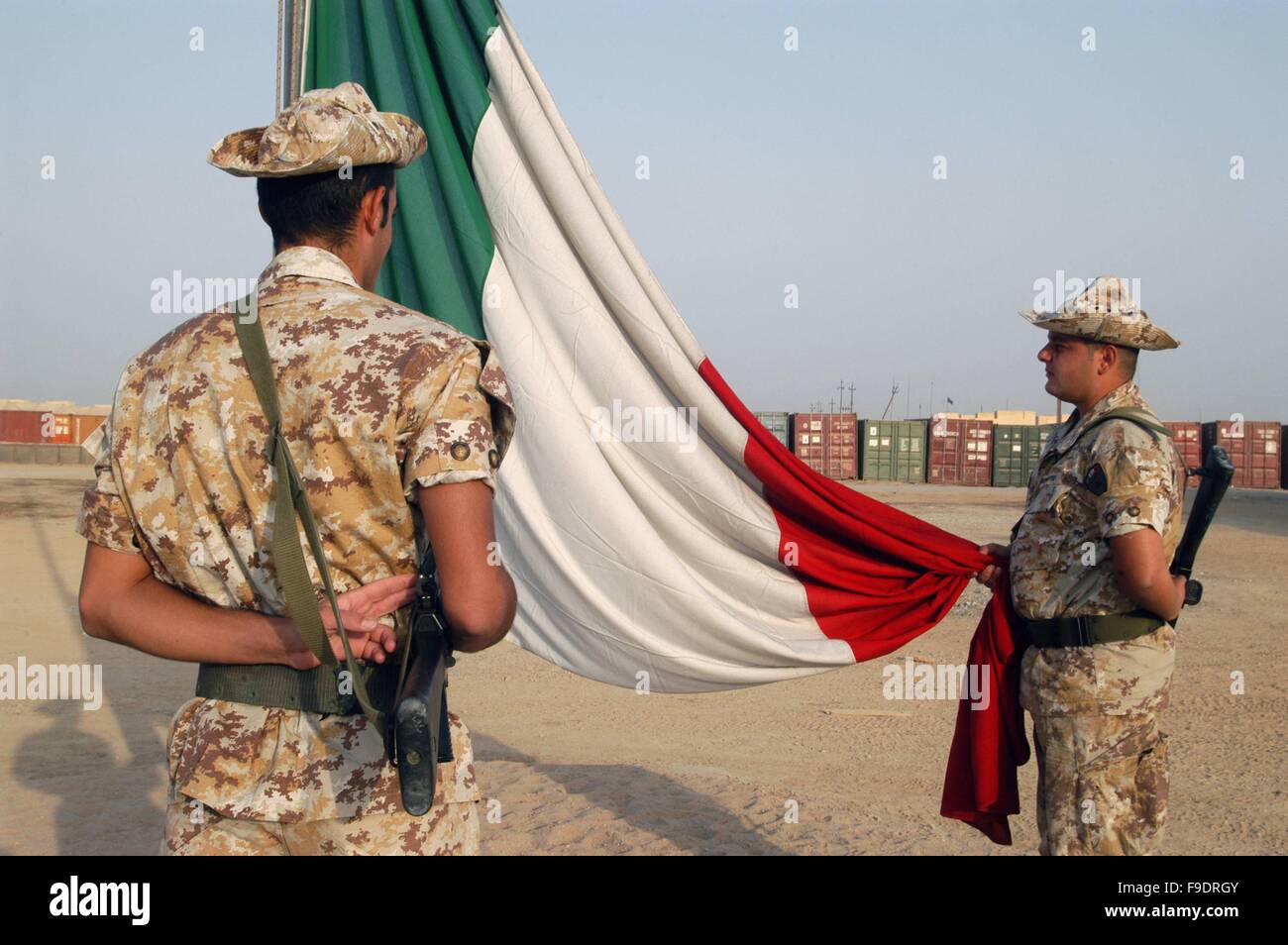 Italiano di un intervento militare in Iraq (10/2004), alza bandiera cerimonia in italiano base militare "Camp Mittica' Foto Stock