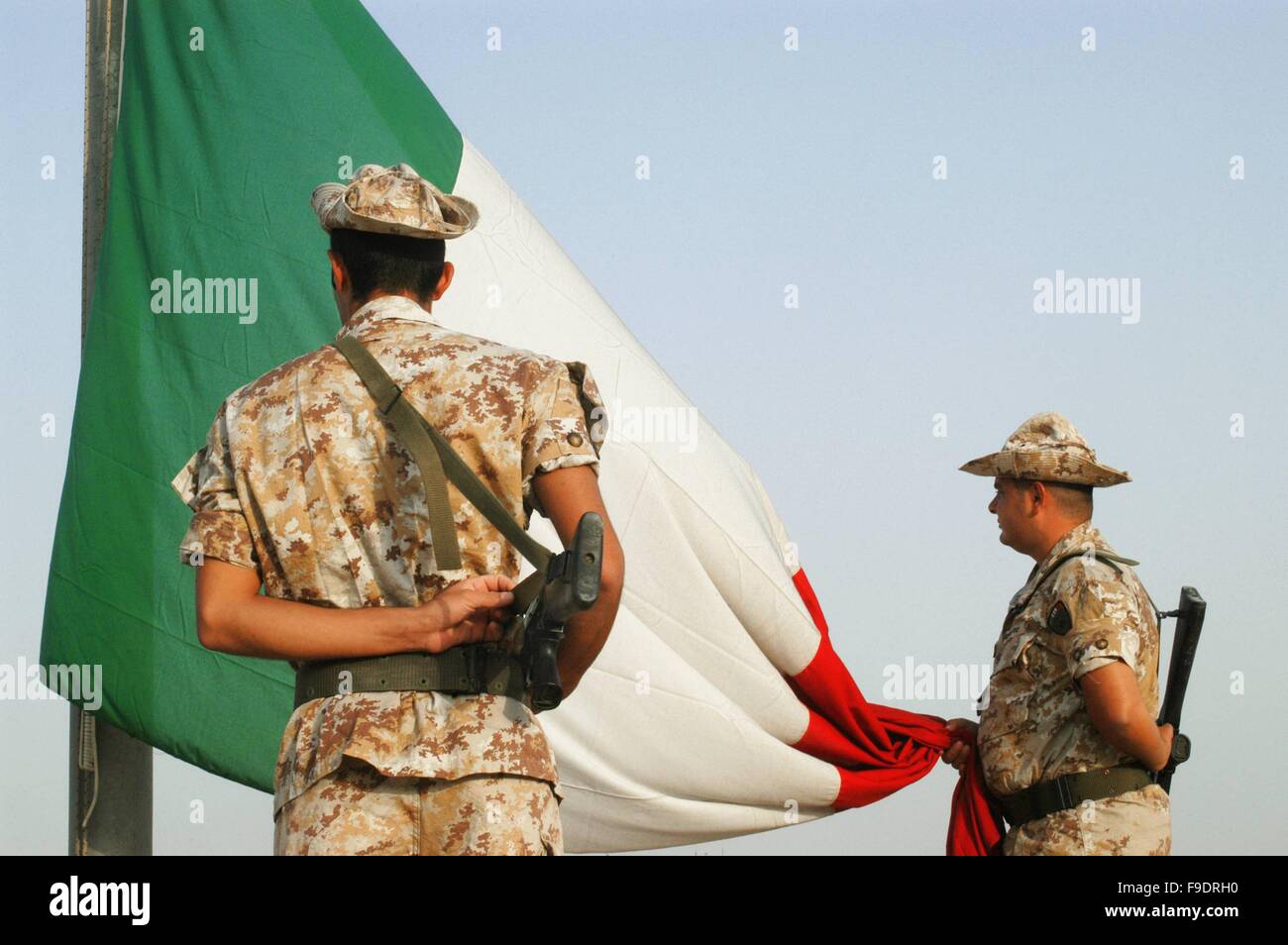 Italiano di un intervento militare in Iraq (10/2004), alza bandiera cerimonia in italiano base militare "Camp Mittica' Foto Stock