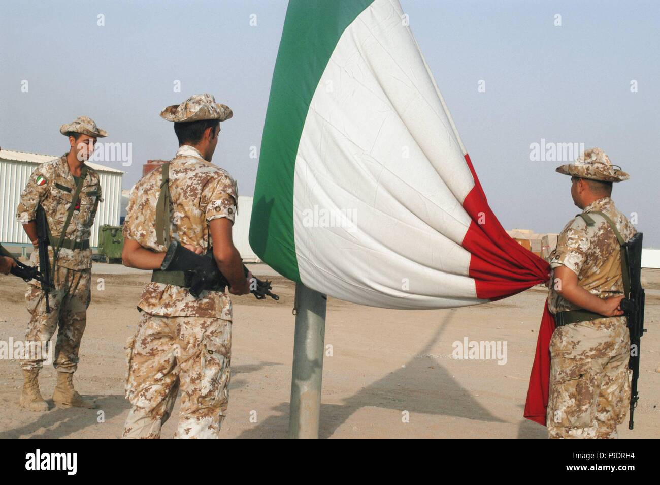 Italiano di un intervento militare in Iraq (10/2004), alza bandiera cerimonia in italiano base militare "Camp Mittica' Foto Stock