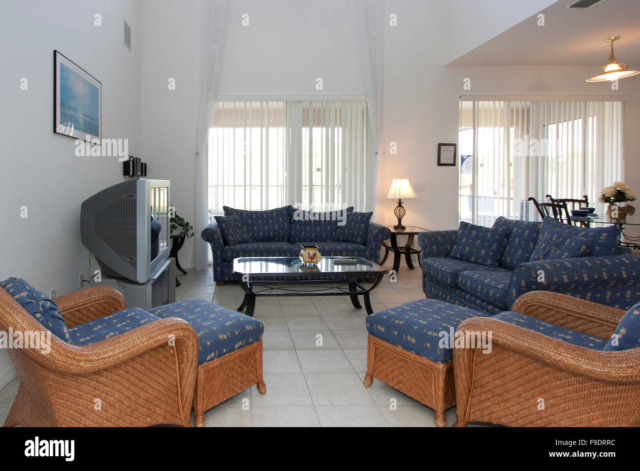 Un salotto con divani e sedie Foto Stock