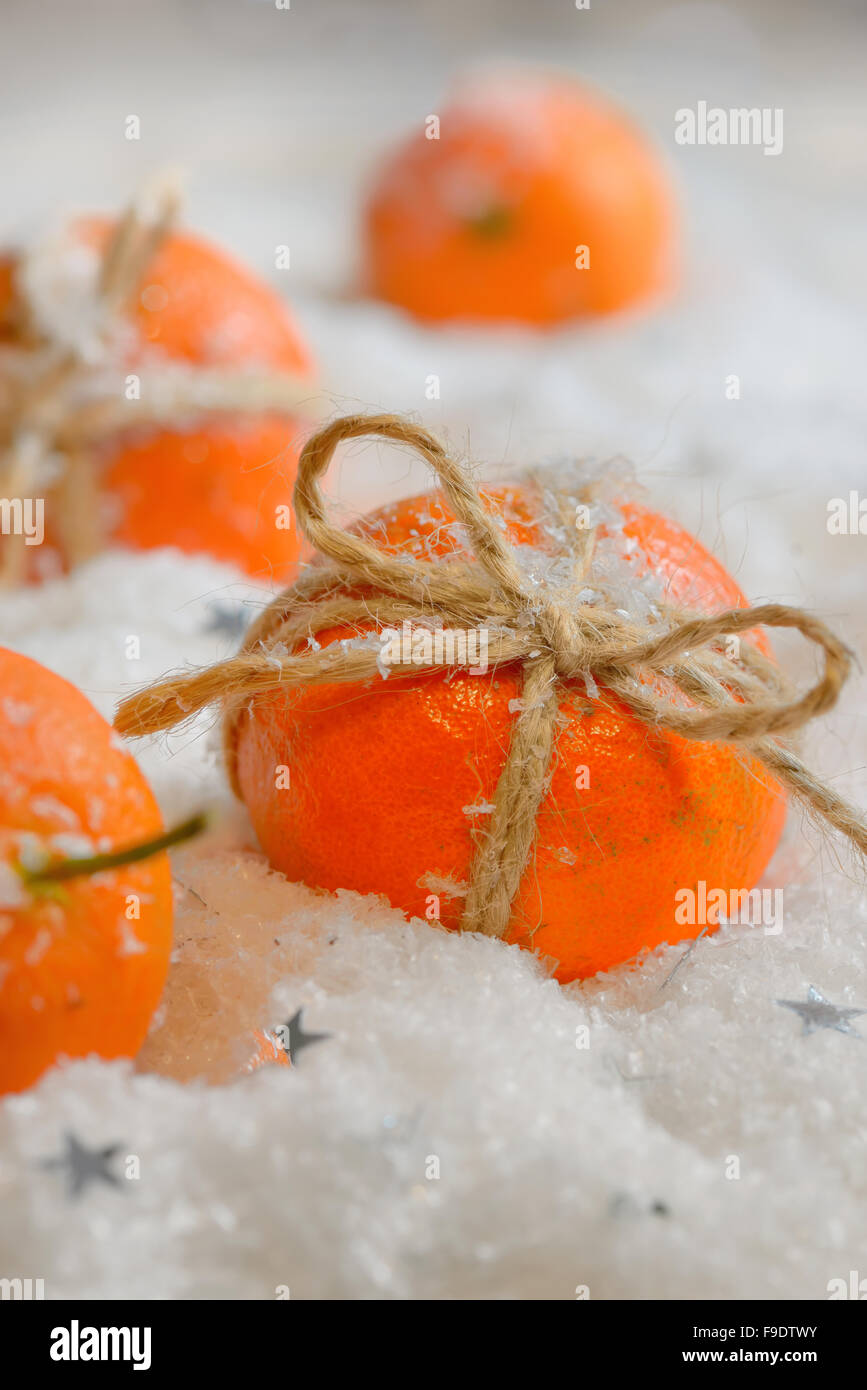 Vacanze con maturi i tangerini nella neve Foto Stock