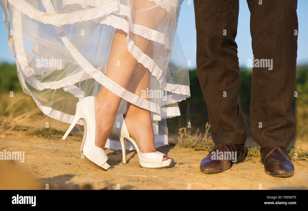 Sposa e lo sposo a piedi in estate la natura Foto Stock