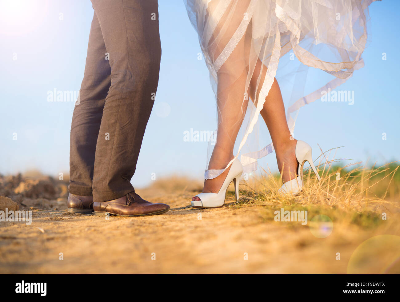 Sposa e lo sposo a piedi in estate la natura Foto Stock
