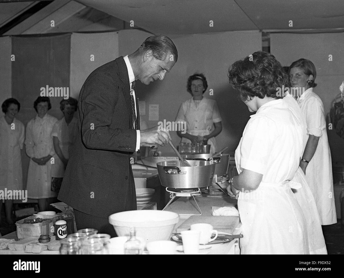 Il principe Filippo Duca di Edimburgo con servizio di ristorazione presso il Royal Agricultural Show di Stoneleigh 1963 Foto Stock