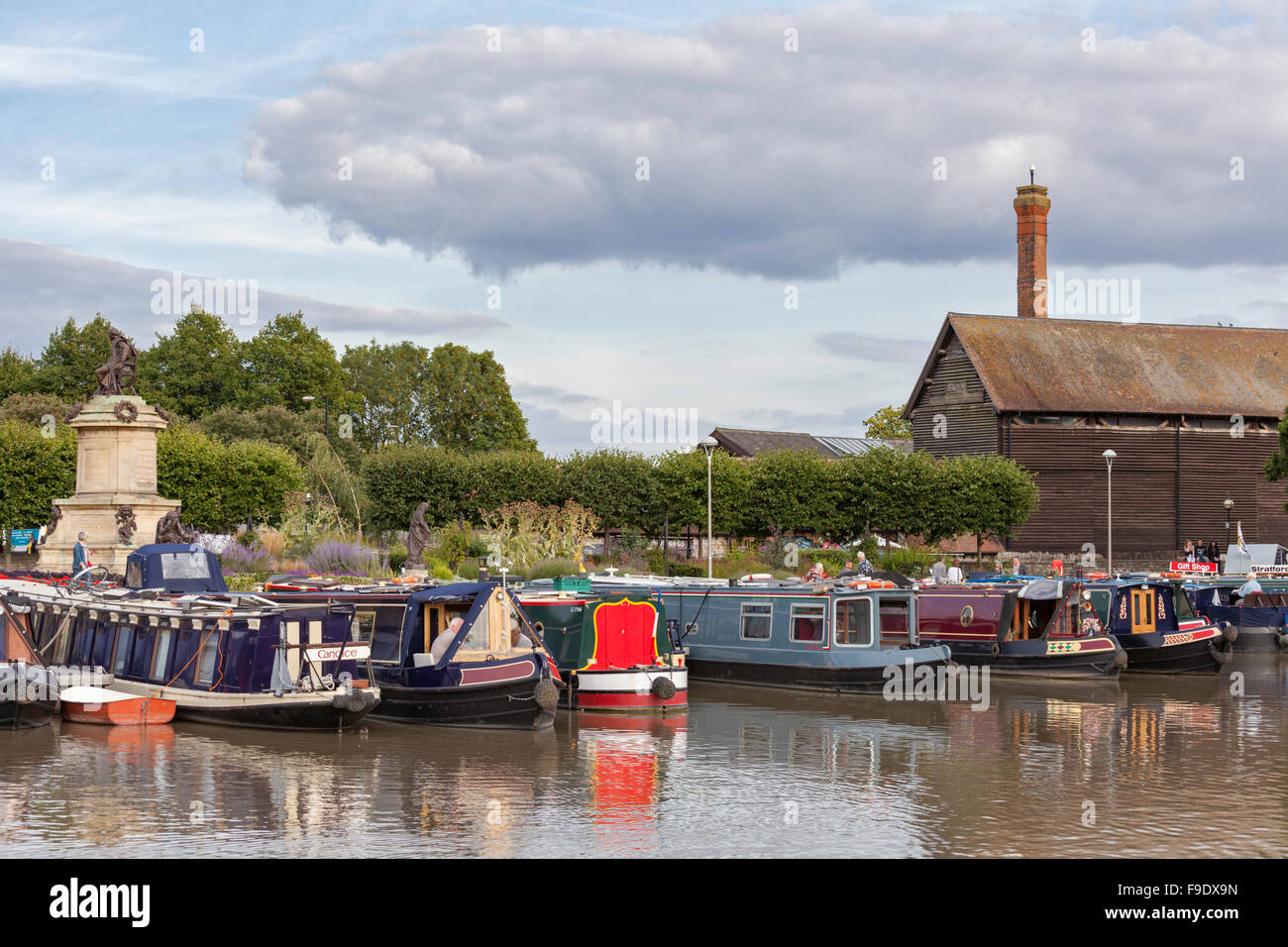 Luce della Sera su Bancroft bacino, Stratford upon Avon Canal, Stratford upon Avon, Warwickshire, Inghilterra, Regno Unito Foto Stock