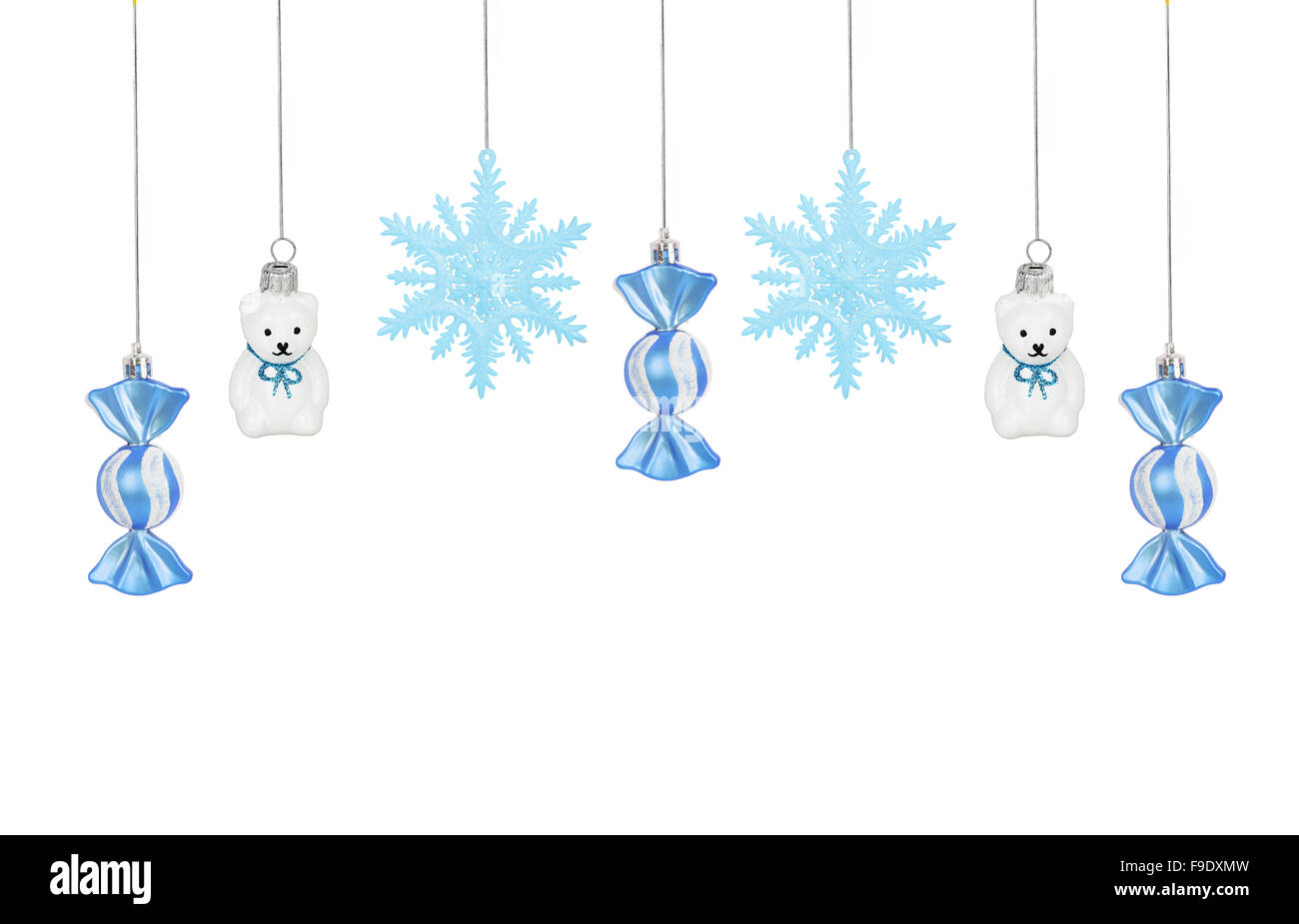 Luminoso albero di Natale blu giocattolo candes, fiocchi di neve e orsacchiotti isolati su sfondo bianco Foto Stock