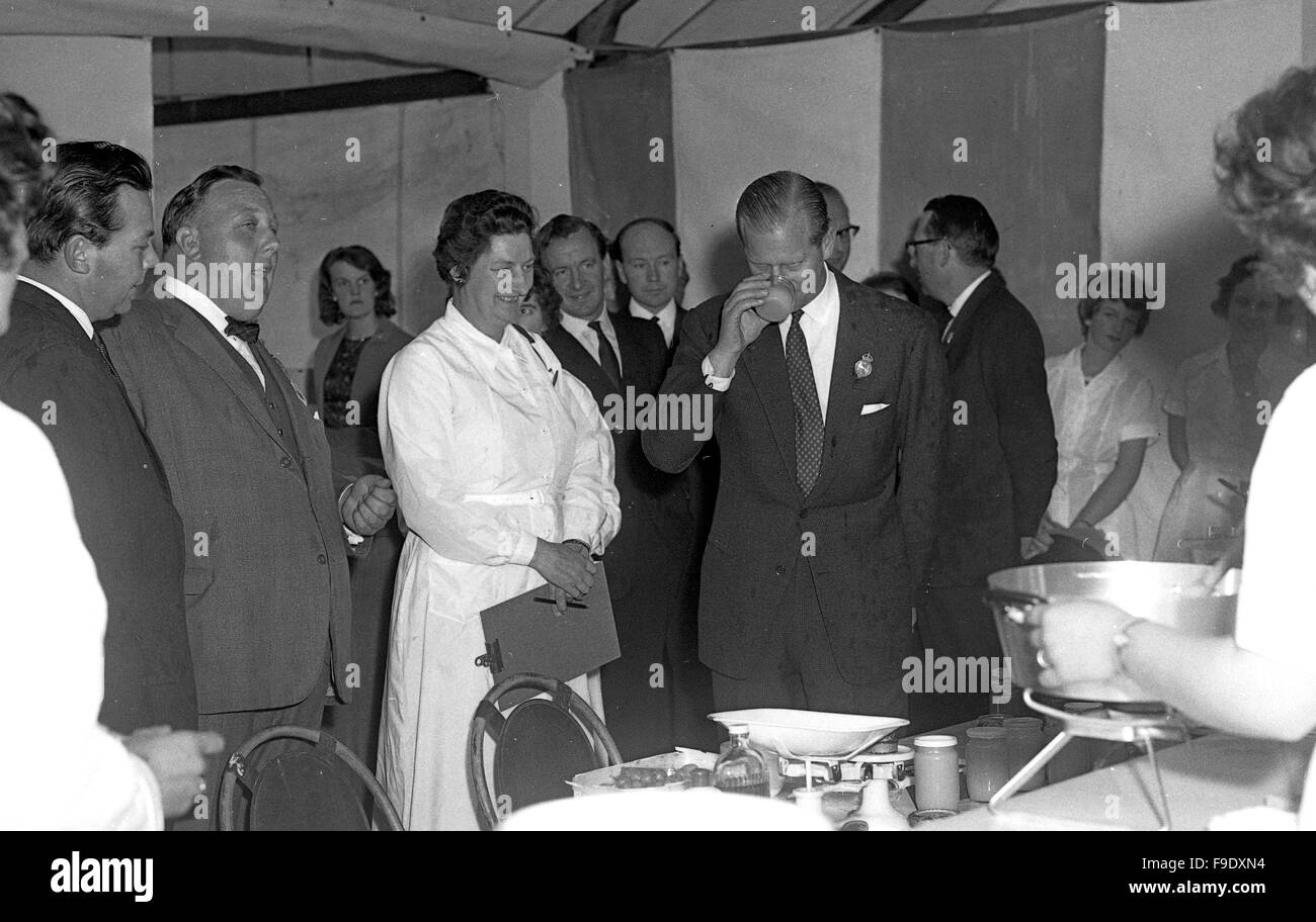 Il principe Filippo Duca di Edimburgo con servizio di ristorazione presso il Royal Agricultural Show di Stoneleigh 1963 Foto Stock