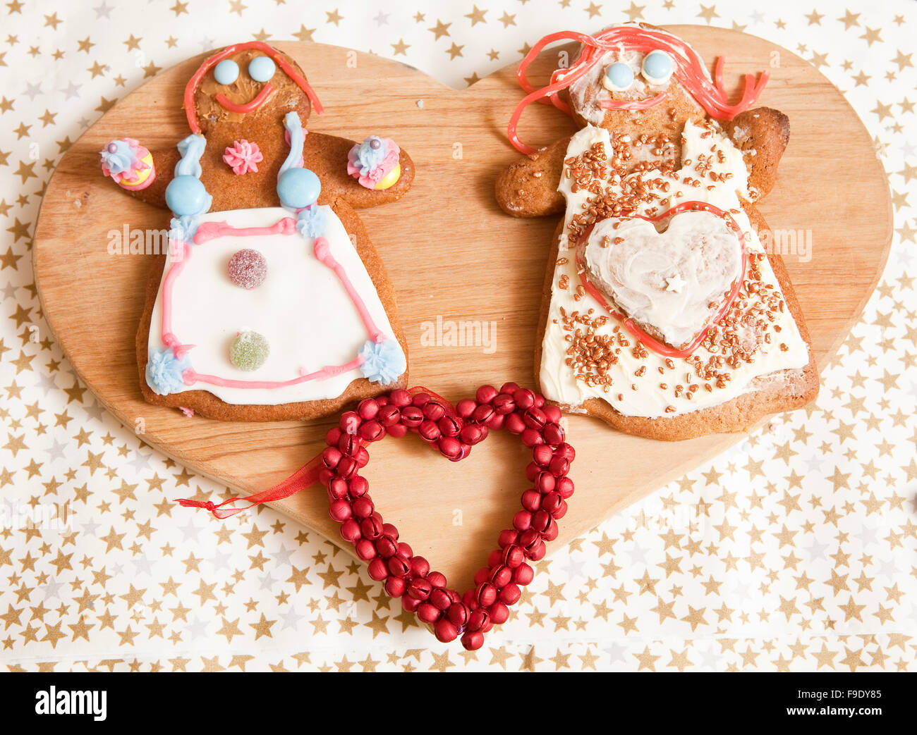 Sul display. Un pomeriggio di Cottura e Decorazione ha lasciato una tribù di gingerbreads in varie forme e colori tutto pronto per w Foto Stock