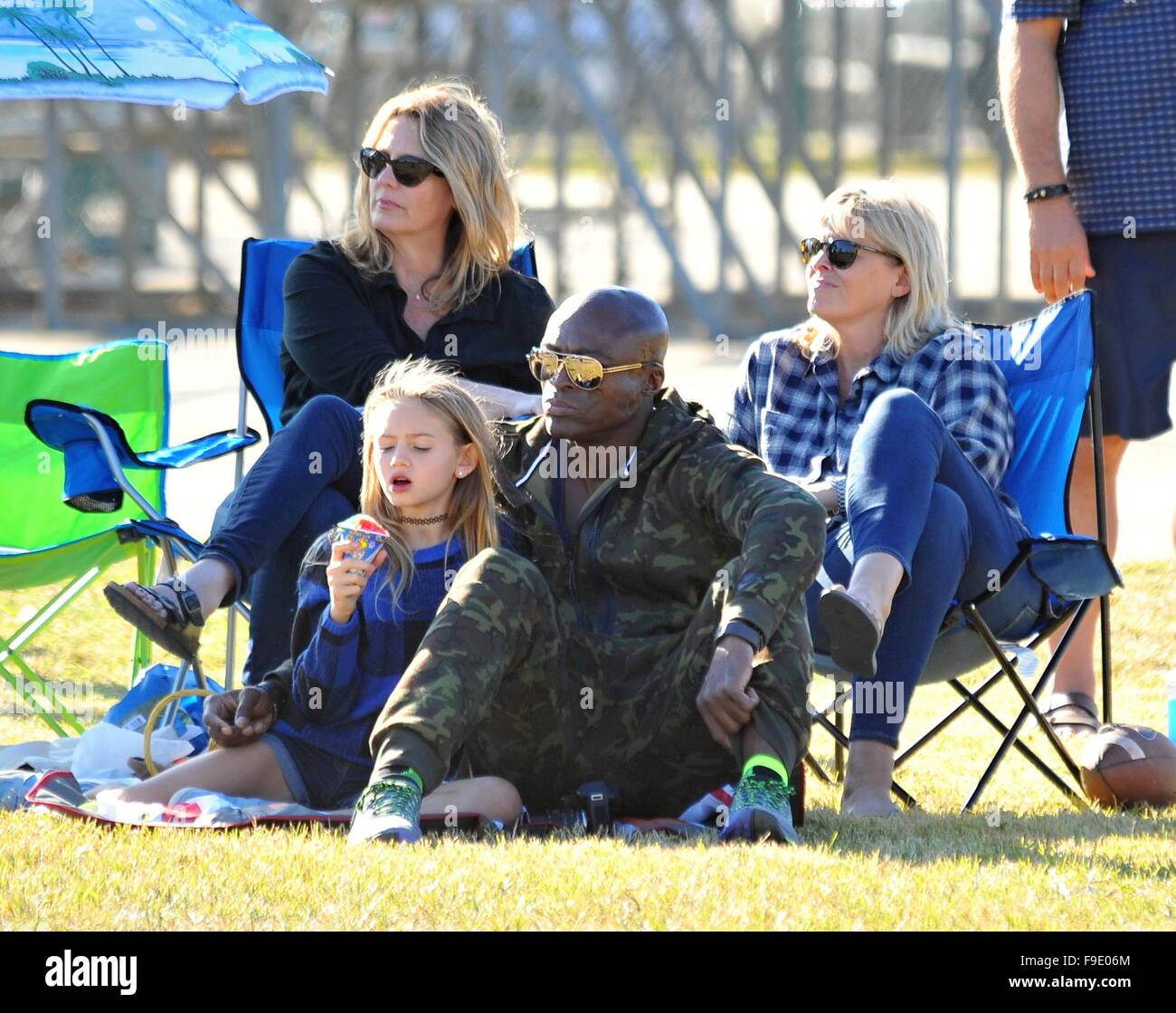 Heidi Klum e la guarnizione guardare i bambini giocare in una partita di calcio in Brentwood con: guarnizione, Helene Boshoven Samuel dove: Los Angeles, California, Stati Uniti quando: 14 Nov 2015 Foto Stock