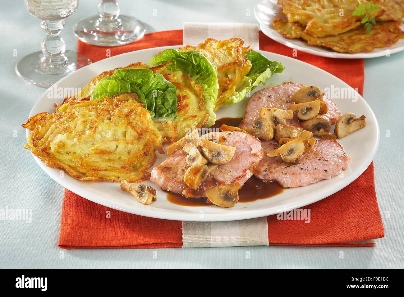 Rosette Di Vitella Con Funghi E Frittelle Di Patate Passi Foto Stock Alamy