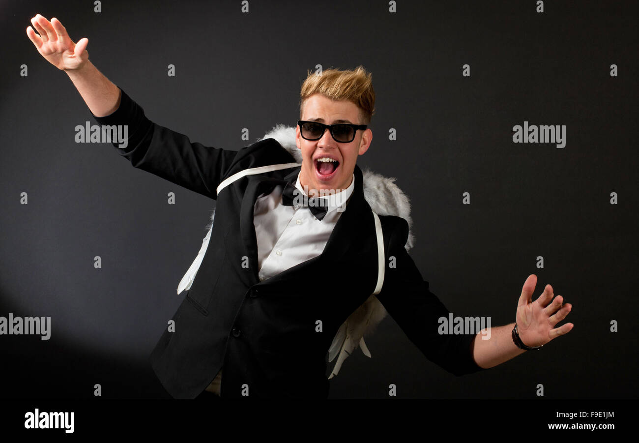 Close-up ritratto di un bel giovane uomo angelo Foto Stock