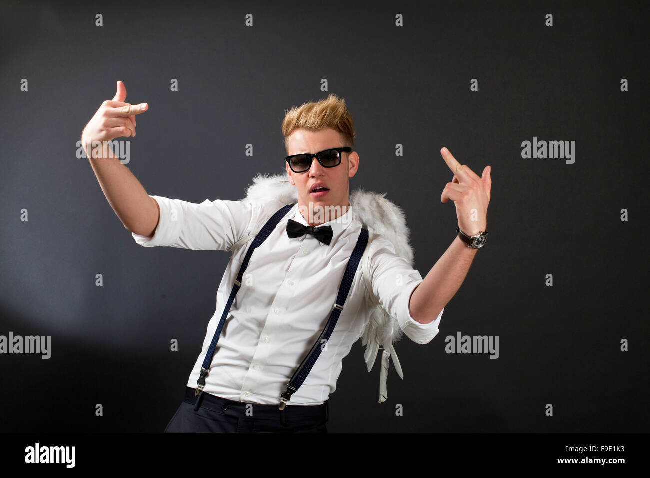 Close-up ritratto di un bel giovane uomo angelo Foto Stock