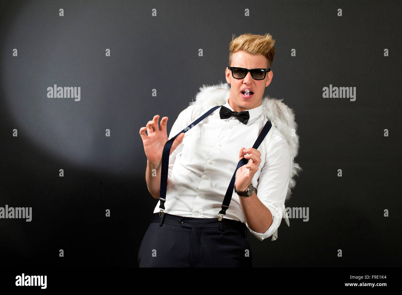 Close-up ritratto di un bel giovane uomo angelo Foto Stock