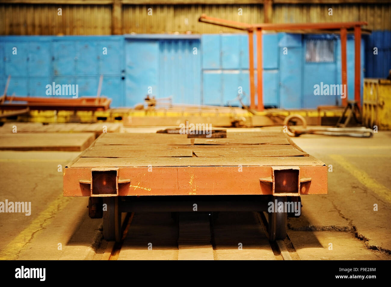 Ripresa industriale con l'interno di un vecchio per impieghi pesanti factory Foto Stock