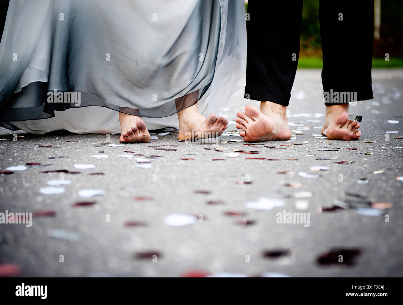 Sposa e lo sposo sono a piedi fuori insieme Foto Stock