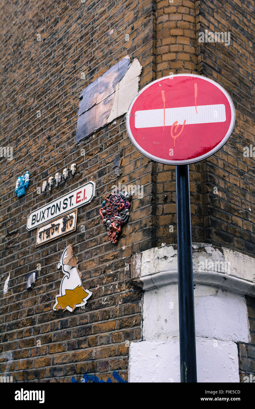 Arte di strada su un muro di mattoni in Buxton Street, Shoreditch, nel quartiere di Tower Hamlets Foto Stock