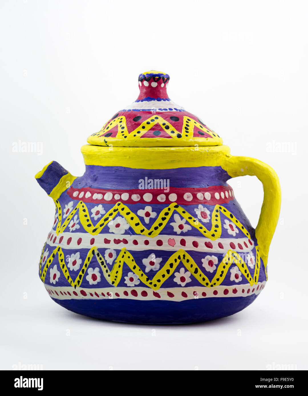 Un egiziano in ceramica dipinta bollitore fatti di argilla, una delle più antiche abitudini degli antichi egizi Foto Stock