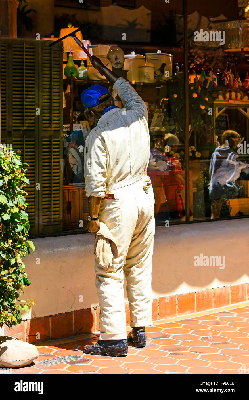 La scultura di un uomo la pulizia di una vetrina di un negozio nel centro cittadino di Santa Barbara CA Foto Stock