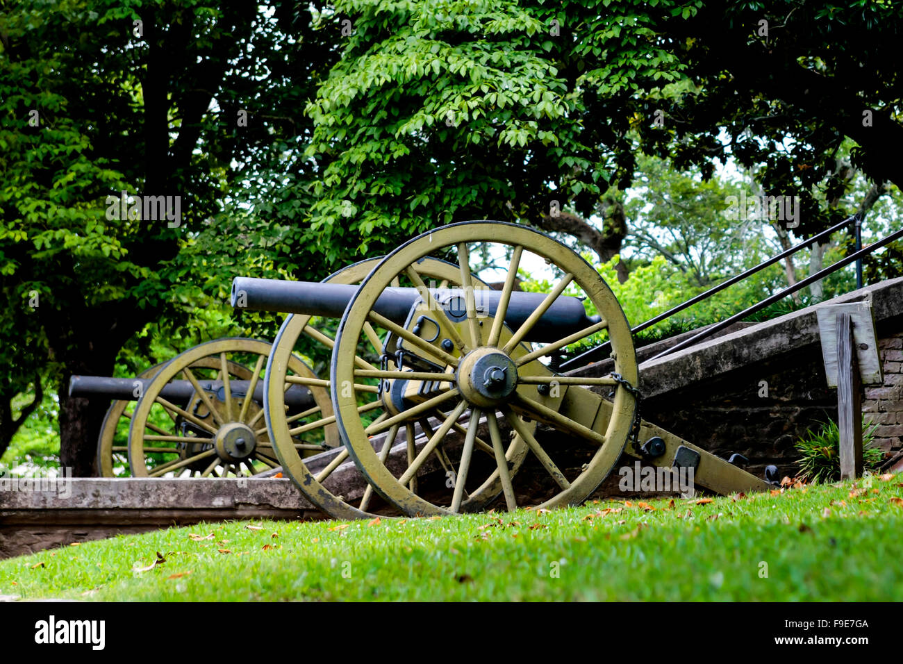 La guerra civile cannoni guardia dei passaggi di ingresso al tribunale vecchio edificio del museo in Vicksburg MS Foto Stock