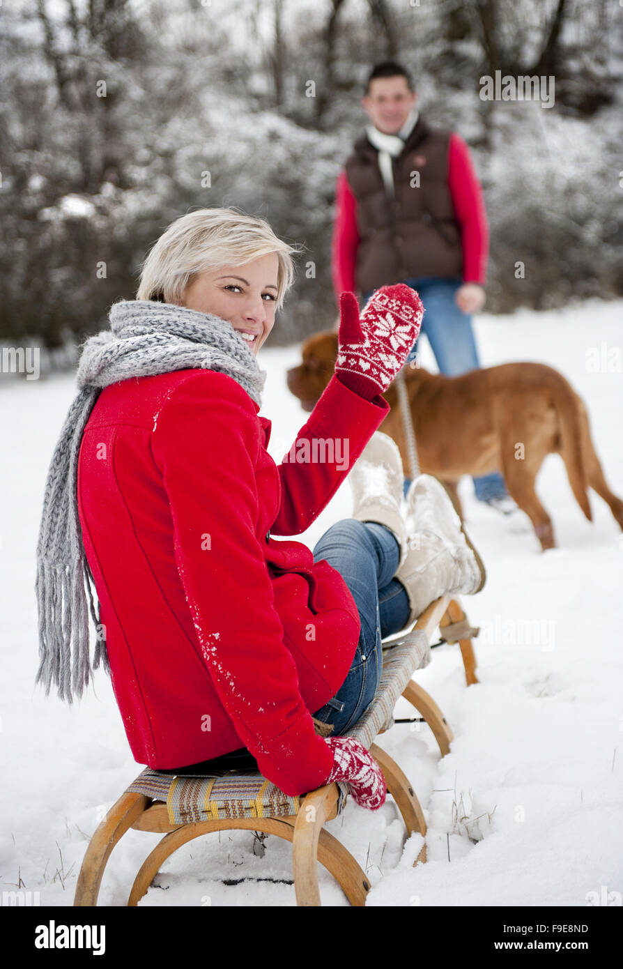 Donna e uomo sono avente la passeggiata con il cane in inverno paesaggio innevato Foto Stock