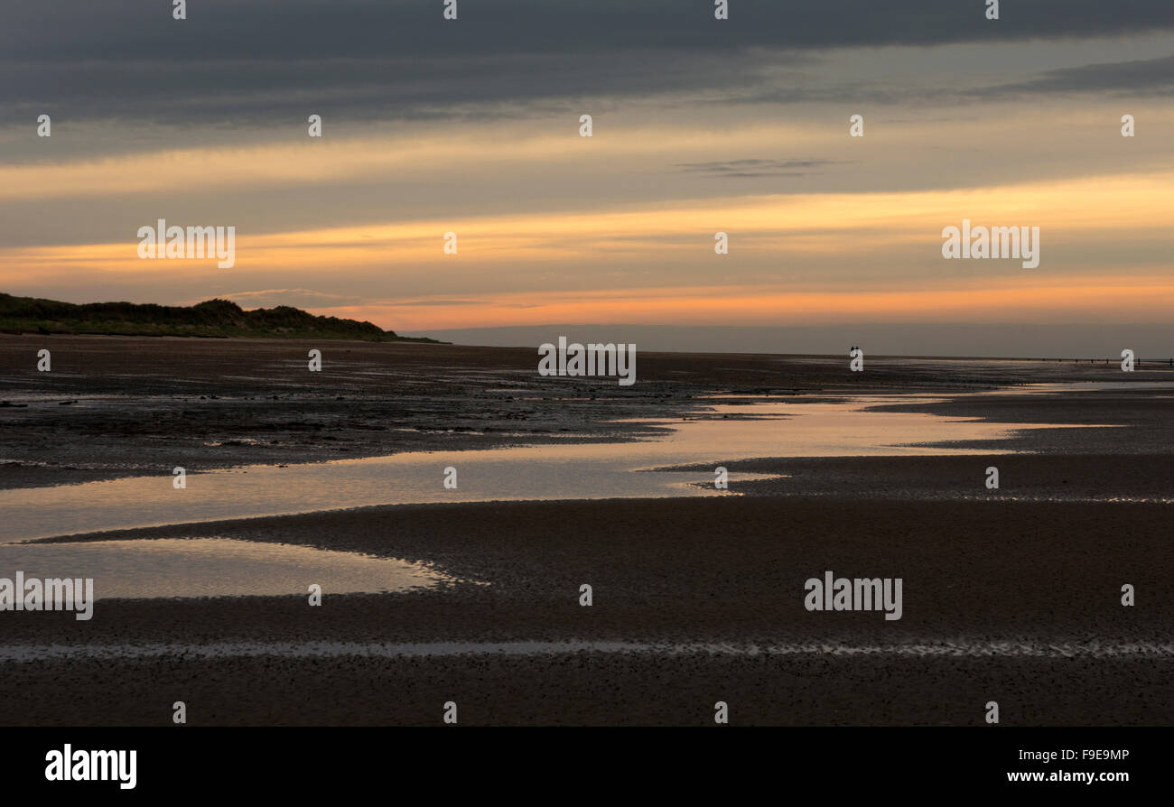 Coppia distanti a piedi sulla spiaggia e le dune a Holme-next-il-mare, Norfolk, Inghilterra Foto Stock