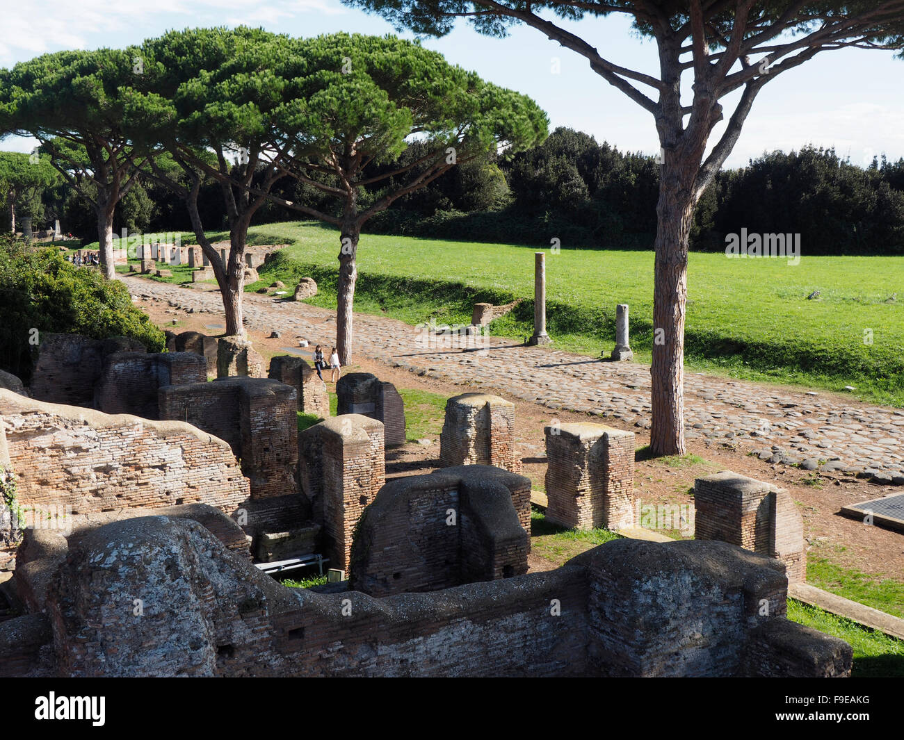 Una delle più antiche strade lastricate in tutto il mondo, conservate a Ostia Antica vicino a Roma, Italia Foto Stock