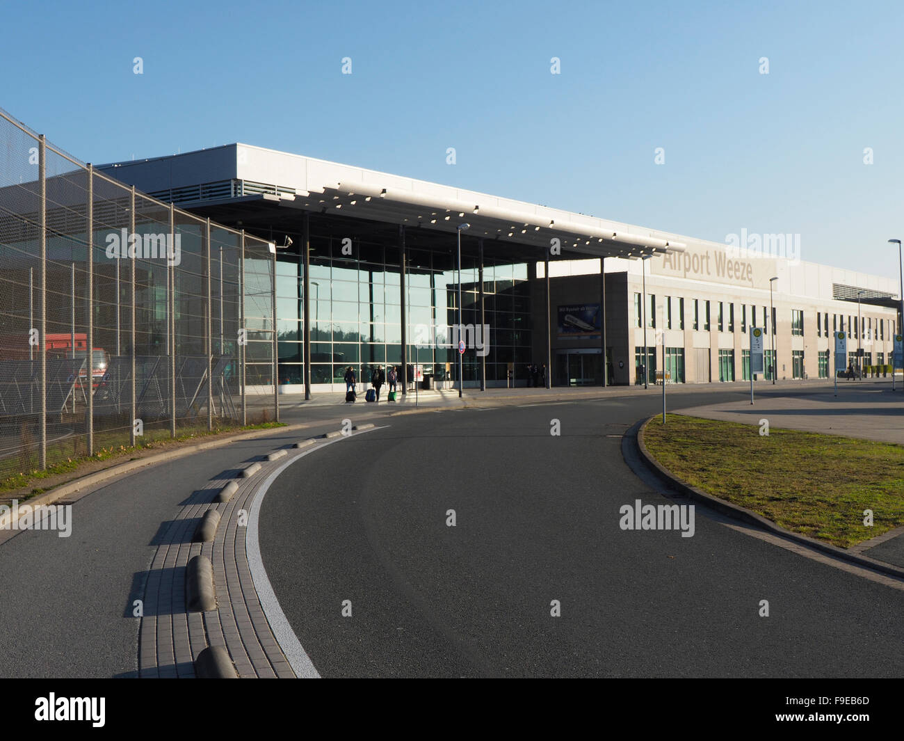 Weeze Niederrhein airport terminal esterno con pochi viaggiatori persone NRN Foto Stock