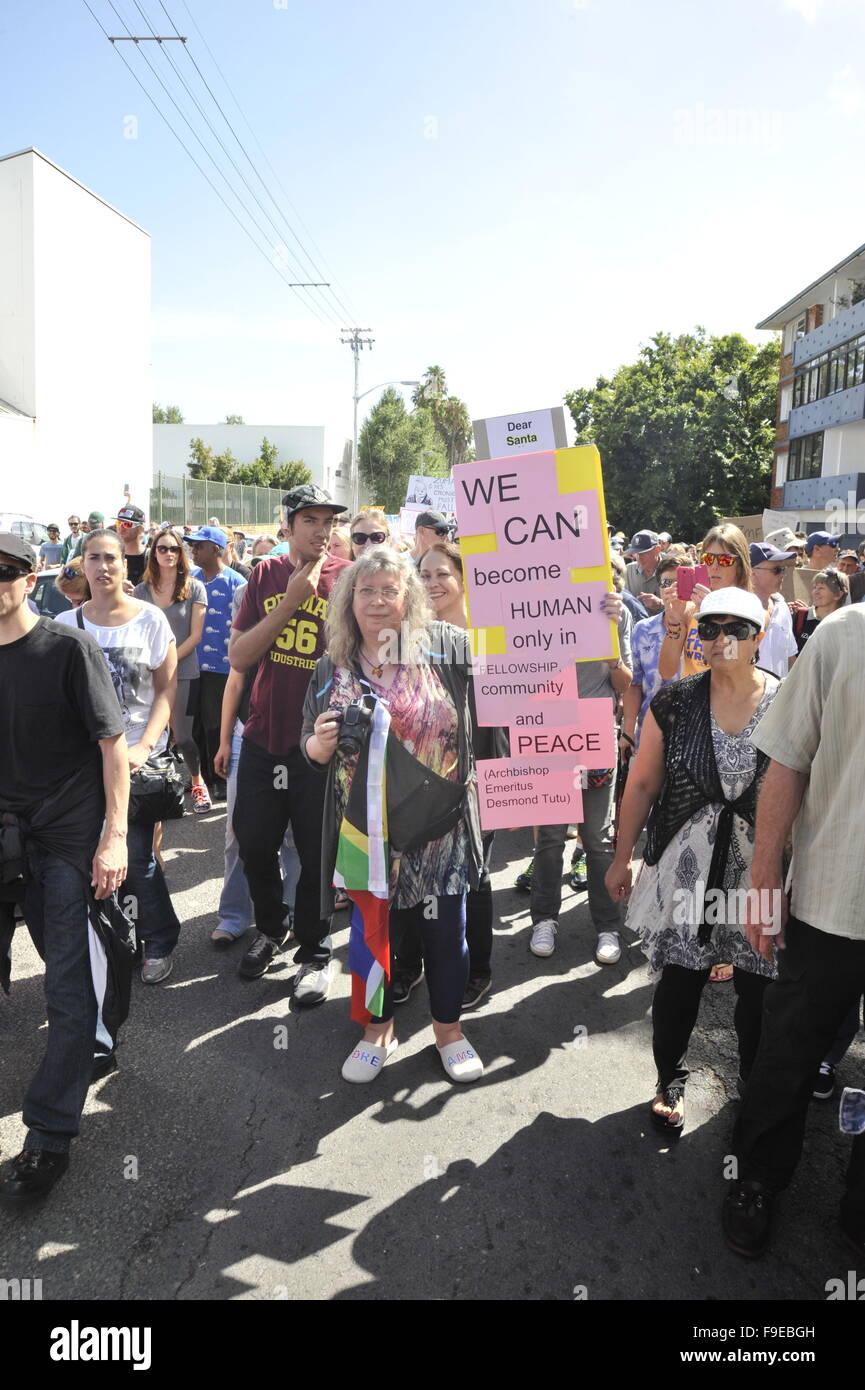 Cape Town, Sud Africa. 16 dicembre, 2015. Anti-corruzione marzo di Città del Capo in Sud Africa il 16 dicembre 2015, concentrandosi sulle richieste per la rimozione del Presidente Zuma in seguito alla sua disastrosa nomina di un qualificato il Ministro delle finanze che avrebbe hanno aperto la strada per unaffordable opere pubbliche dei programmi e la inevitabile il saccheggio dei fondi pubblici. Varie marche simile ha avuto luogo in diverse città in Sud Africa su questo, il giorno della Reconcilliation. Credito: Geof Kirby/Alamy Live News Foto Stock