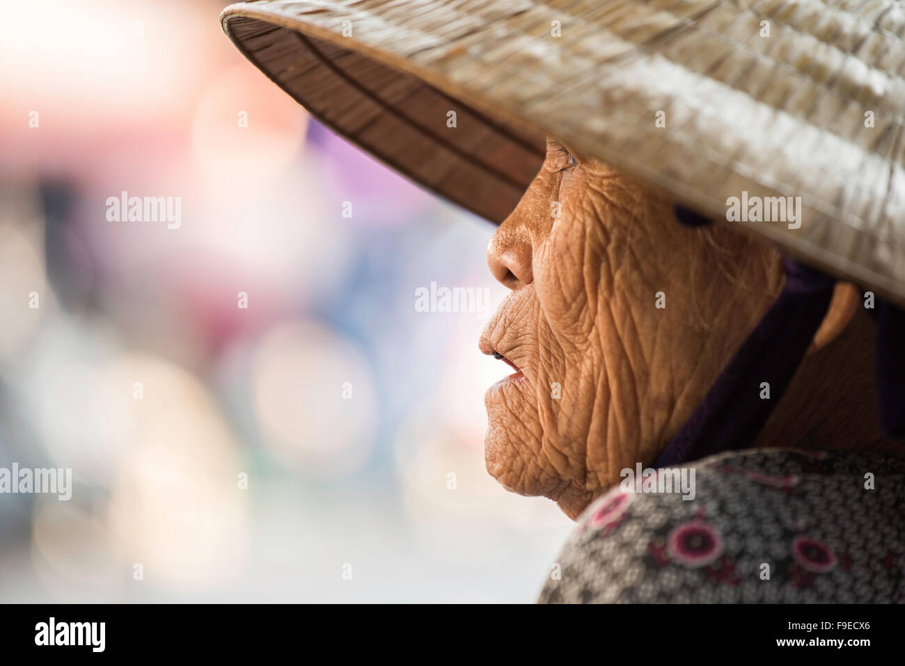 Una donna anziana fotografata al mercato locale ad Hoi An Foto Stock