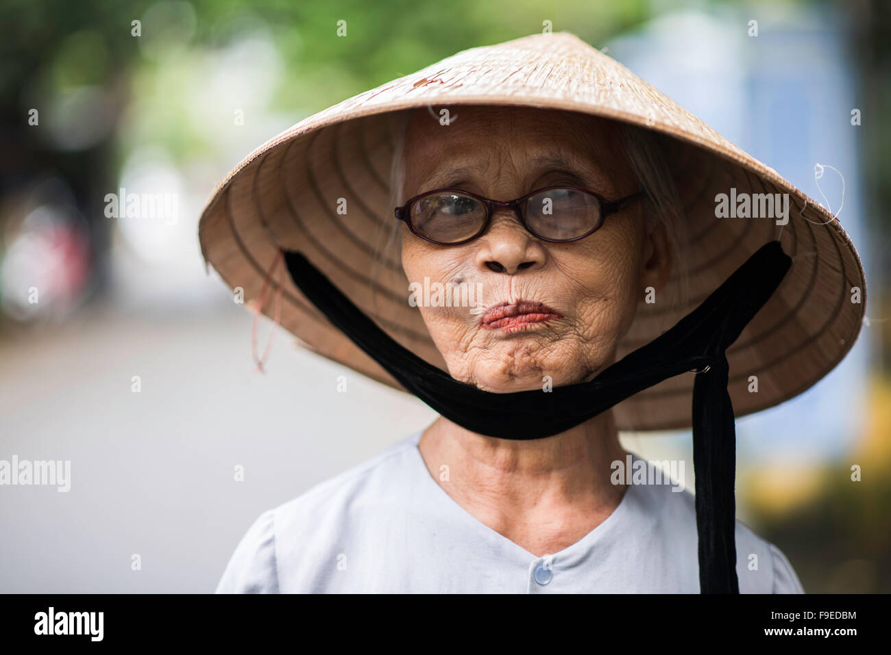 Una donna anziana fotografata per le strade di My Tho Foto Stock