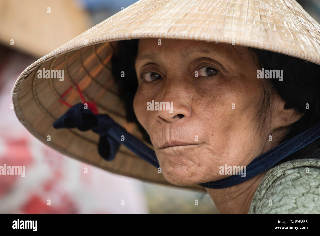 Un'anziana donna vietnamita, indossando il tradizionale cappello conico Foto Stock
