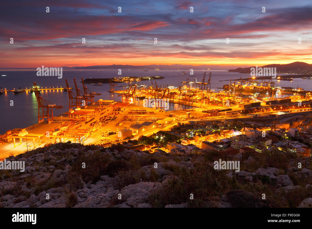 Vista del porto del Pireo ad Atene dal sulle colline ai piedi delle montagne Aegaleo Foto Stock