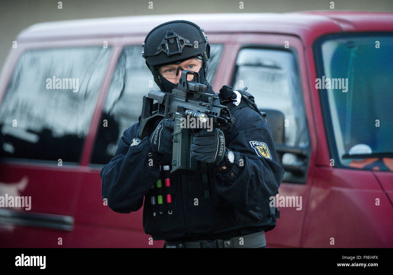 Ahrensfelde, Germania. Xvi Dec, 2015. Membri della nuova unità "BFE ' del tedesco della polizia federale di effettuare un esercizio al momento della messa in funzione delle forze speciali in Ahrensfelde, Germania, 16 dicembre 2015. Esso mira a sostenere l'unità speciale GSG 9 nella lotta al terrorismo. Foto: BERND VON JUTRCZENKA/DPA/Alamy Live News Foto Stock