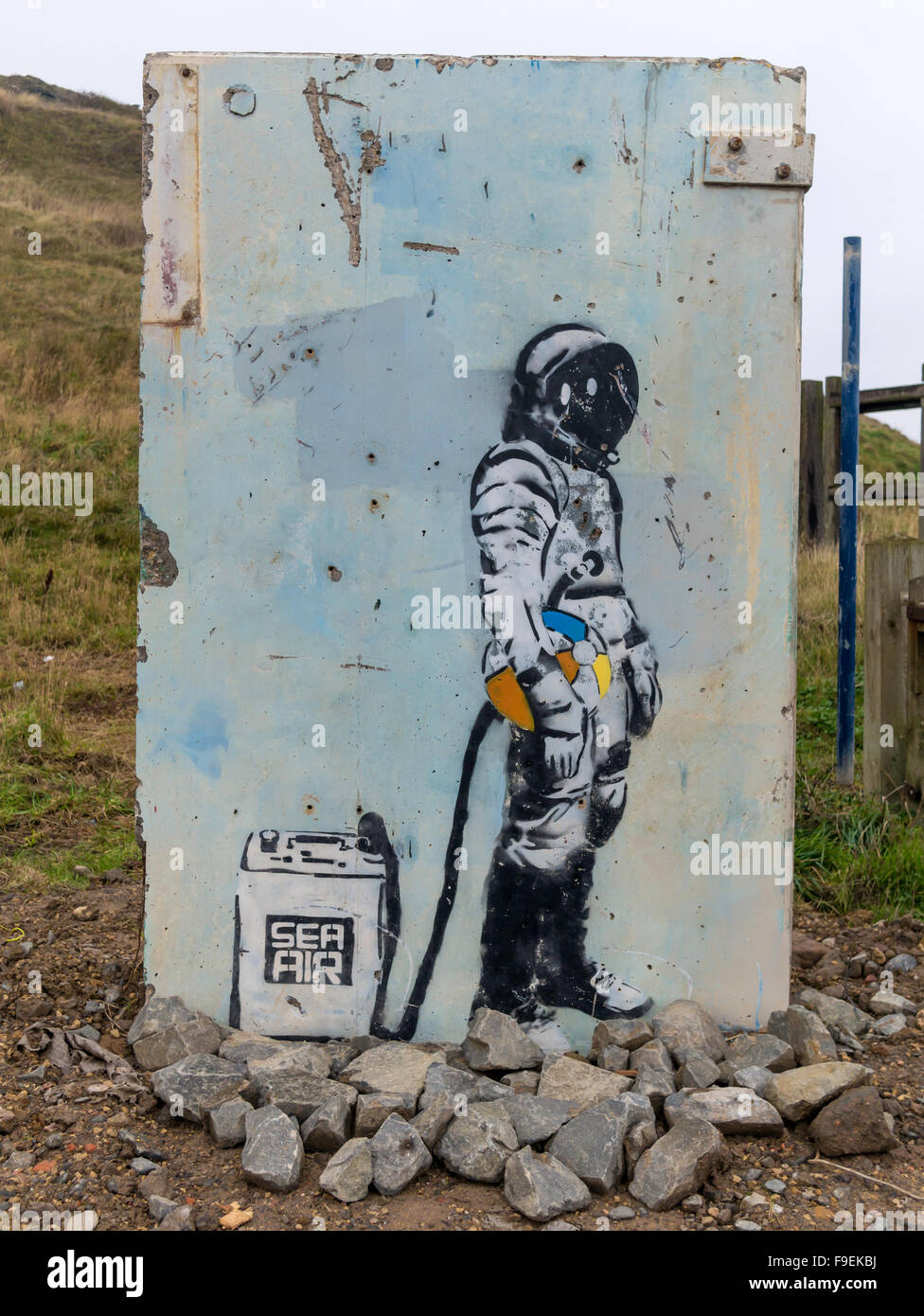 Graffito di un subacqueo con un serbatoio di aria di mare rimosso da una parete del porto durante il ricondizionamento ri-eretta come un pezzo di arte pubblica Foto Stock