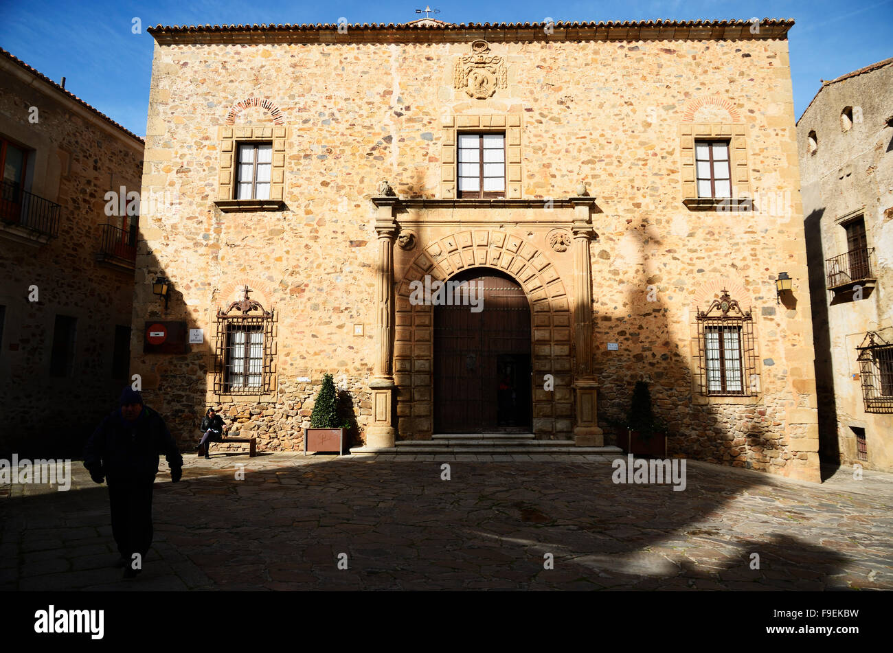 Cáceres palazzo vescovile sorge sulla Plaza de Santa Maria in fondo della città monumentale. Caceres. Estremadura, Spagna. Foto Stock