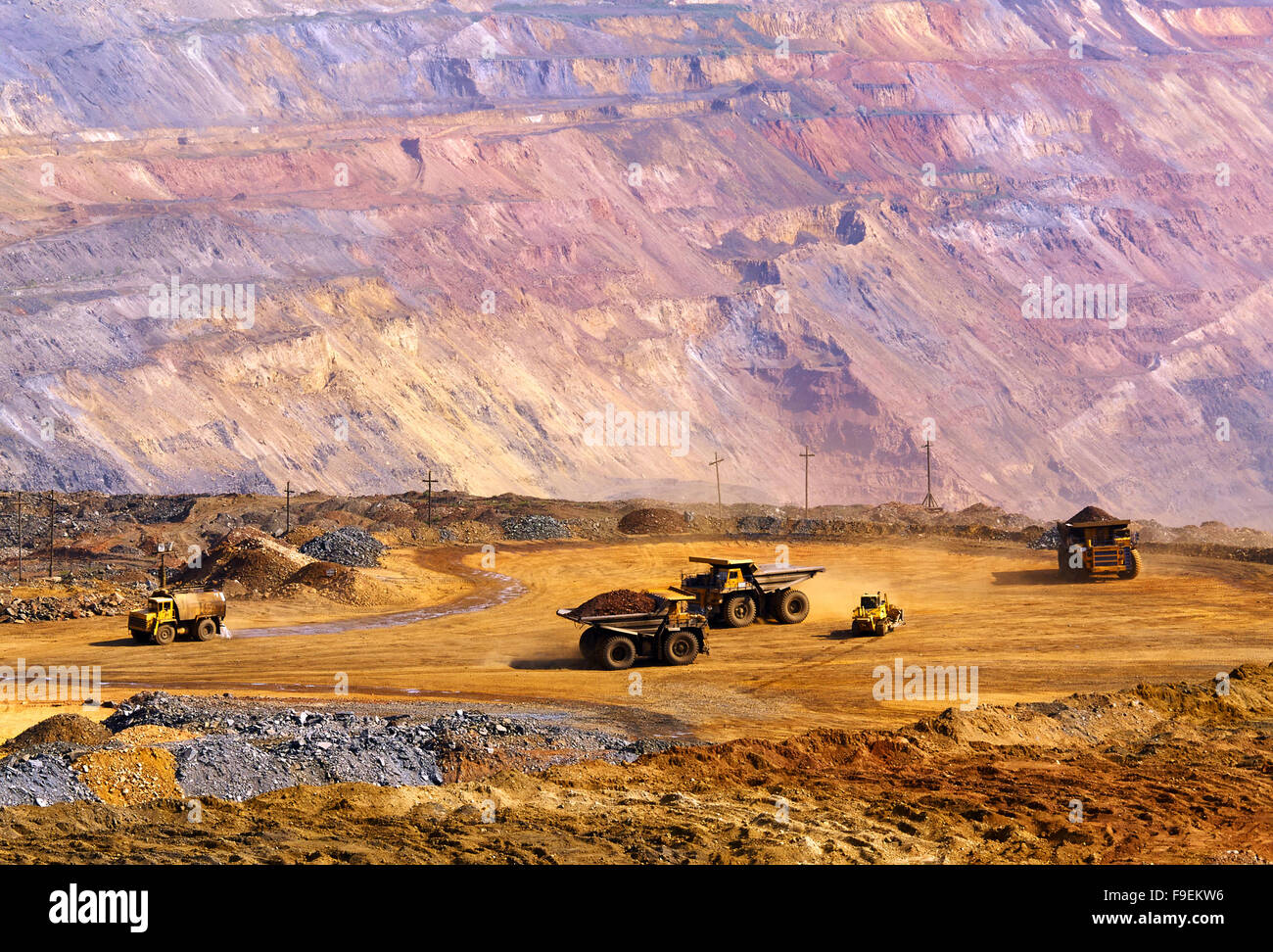 Big dump-corpo via portare esaurite di minerale di ferro per le discariche Foto Stock