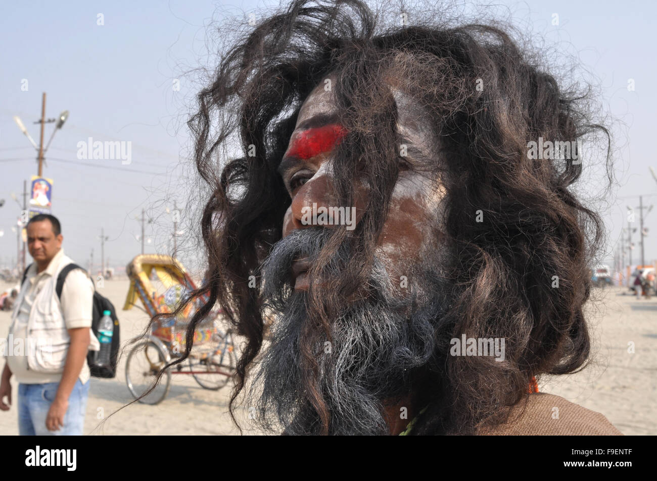 Un Aghori Baba (un Indù Sadhu con estrema Aghori setta) con peli lunghi, ceneri e tilak sul viso a Mahakumbh, Allahabad, India. Foto Stock