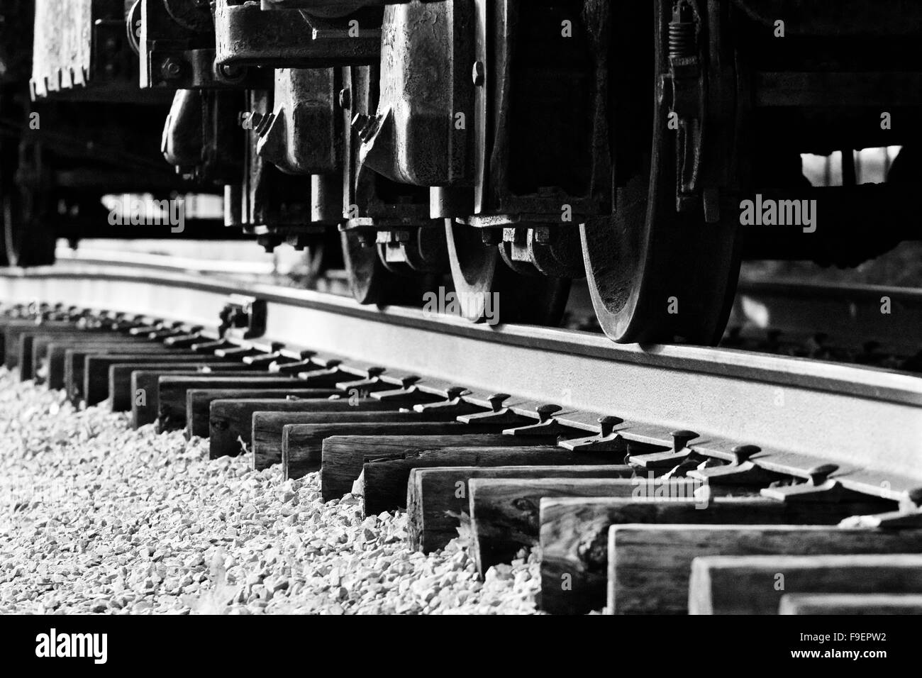 Il treno è in movimento da qualche parte. Immagine in bianco e nero. Foto Stock