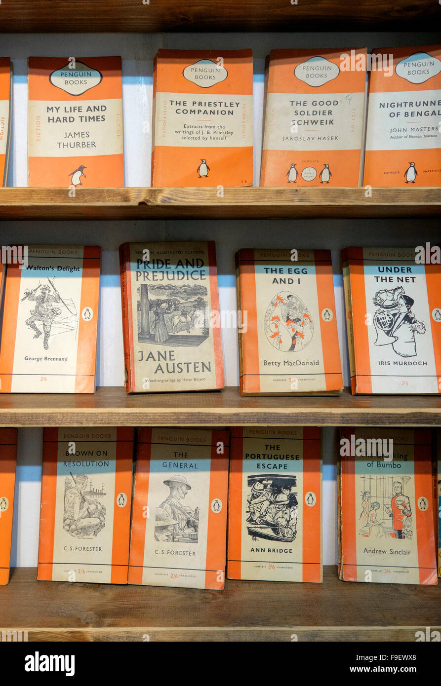 Tre librerie di vintage di colore arancio Penguin paperback romanzi Foto Stock